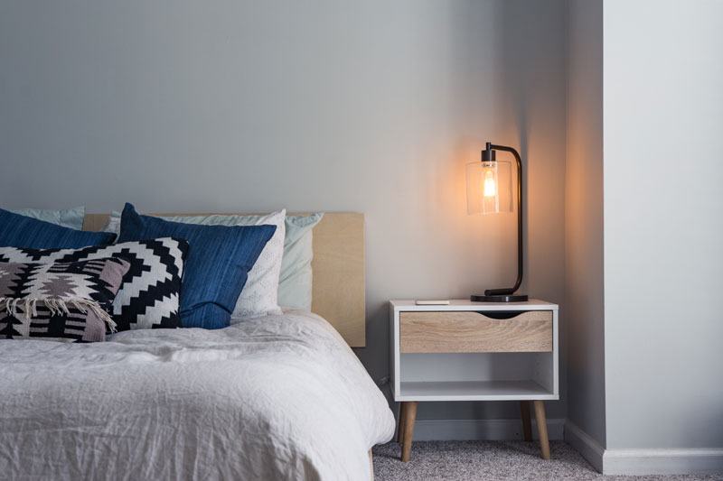 The Courtyard Room: Queen bed with brass reading lamps